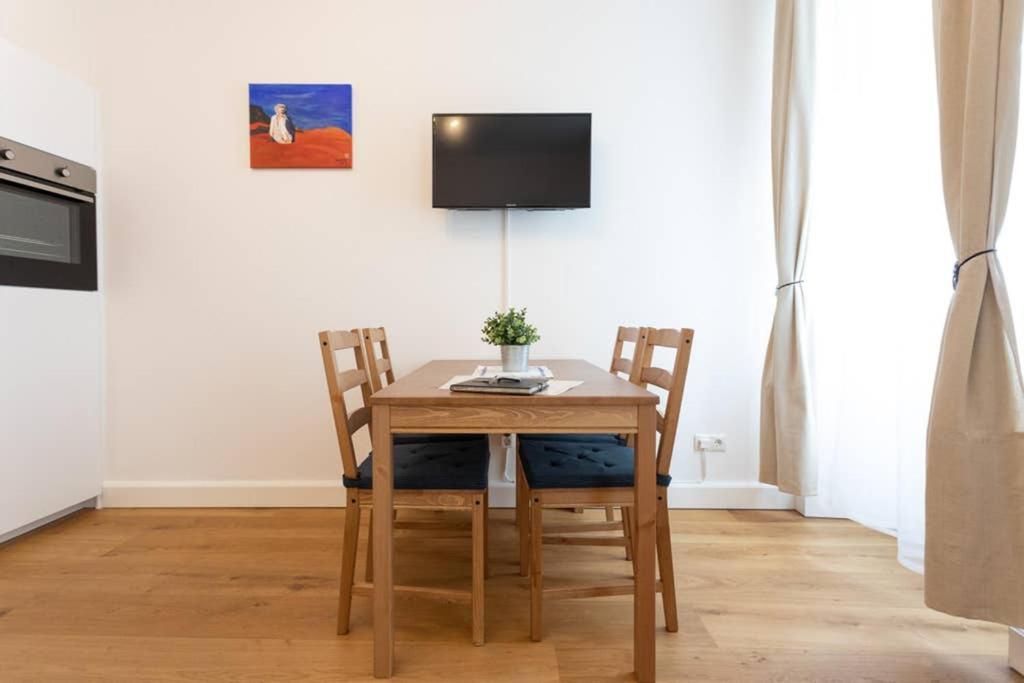 14 C&J'S Apartment Вена Экстерьер фото