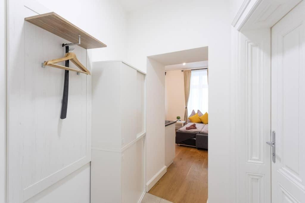 14 C&J'S Apartment Вена Экстерьер фото